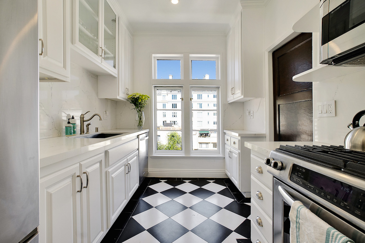 Savoy Plaza Apartments in West Hollywood